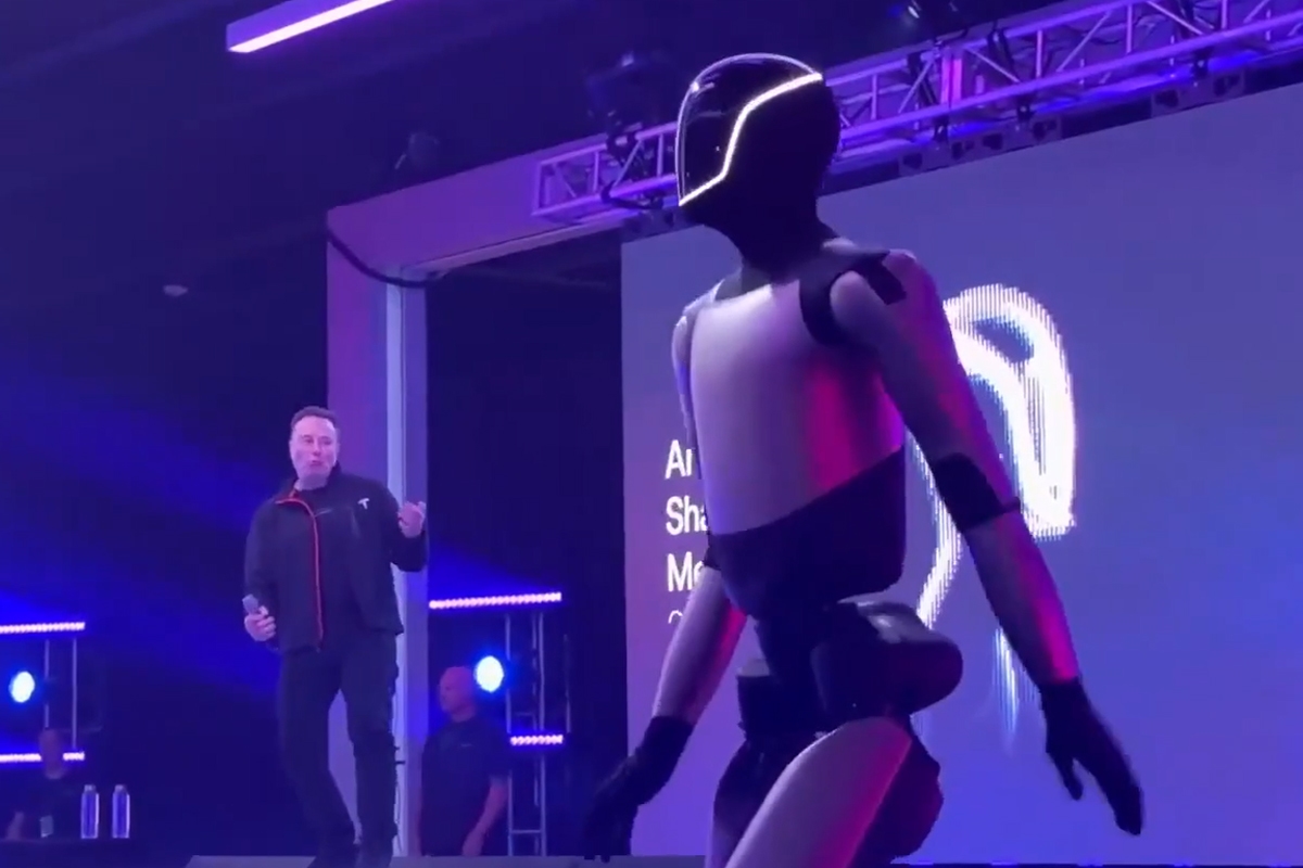 Маск бросает вызов своему роботу... и проигрывает? Танец Оптимуса сводит с ума интернет.