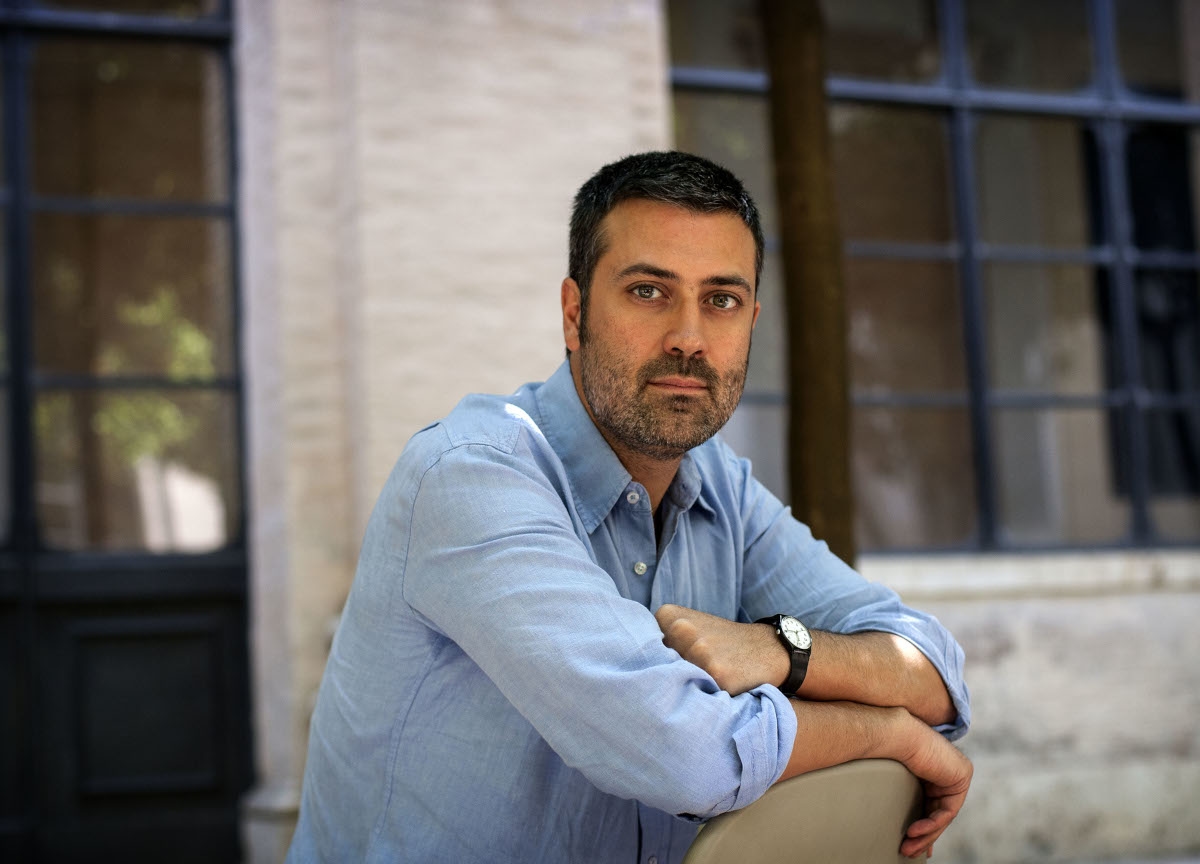 Wie is Andrea Bajani, de recente winnaar van de Strega-prijs? Zijn boeken zijn in 17 landen vertaald.