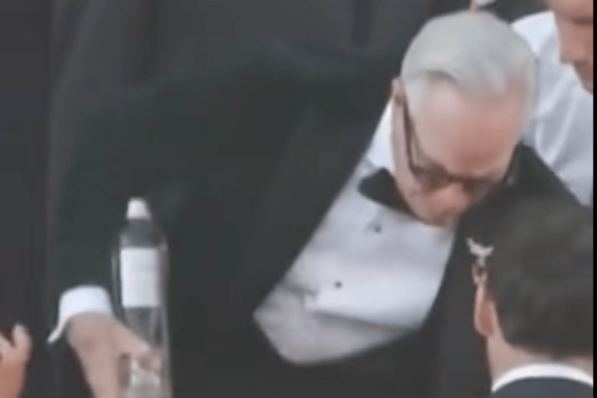 Angst bei Jeff Bezos' Hochzeit: Tommy Hilfiger droht ins Wasser zu fallen. Die Bilder gehen viral