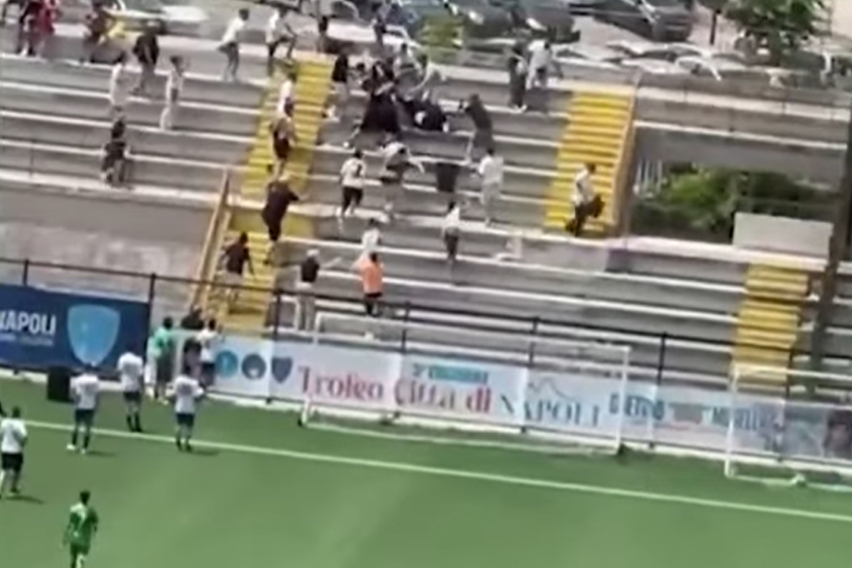 Nápoles, pelea en la grada entre padres de futbolistas de 16 años: peleas en directo. VIDEO