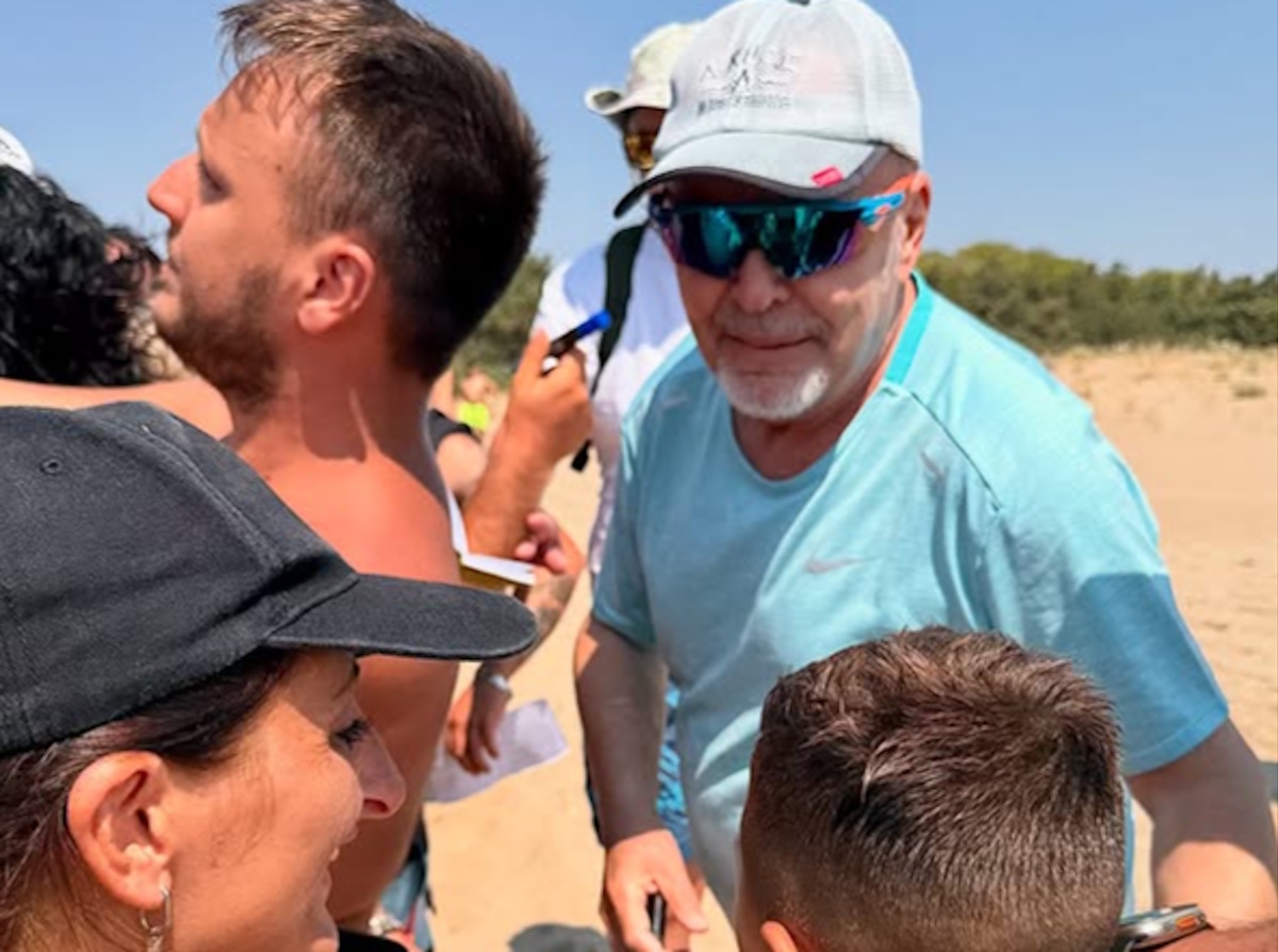 Vasco Rossi, będący na wakacjach w Apulii, narzeka na zbyt dużą liczbę kibiców: „Nie jestem atrakcją turystyczną”.