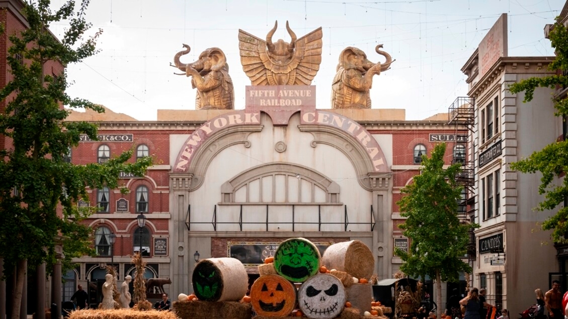 Halloween dans les parcs d'attractions, avec des défilés et des spectacles palpitants