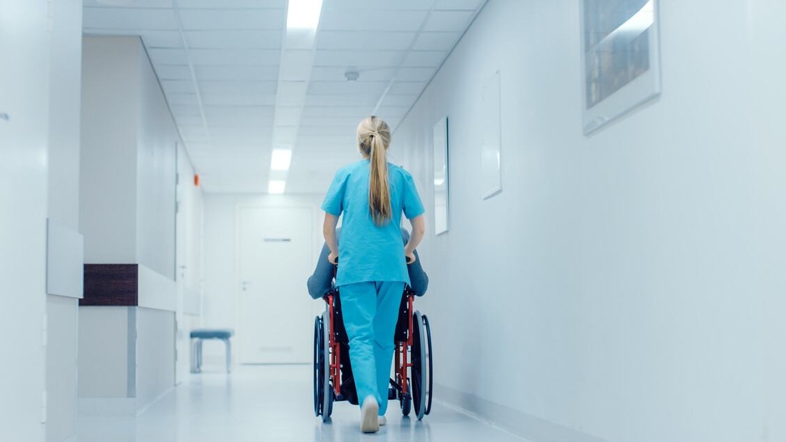 Arriva l'assistente infermiere,  anche per aiutare nell'assistenza a malati cronici e disabili