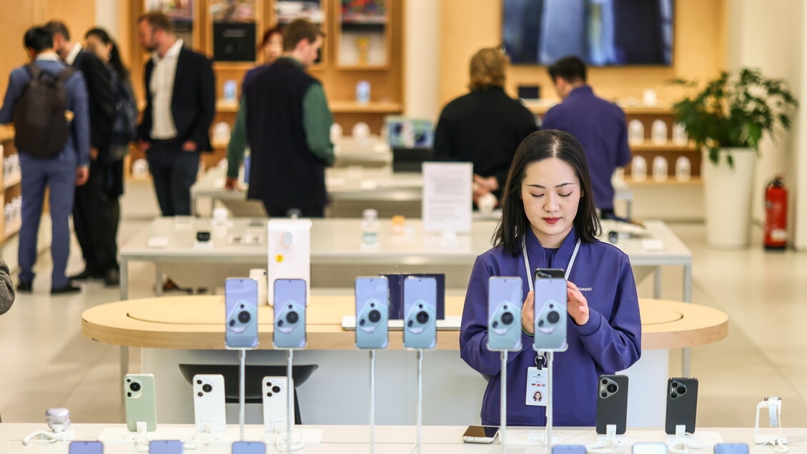 Huawei returns to the top spot in China's smartphone market, while Apple climbs back up.