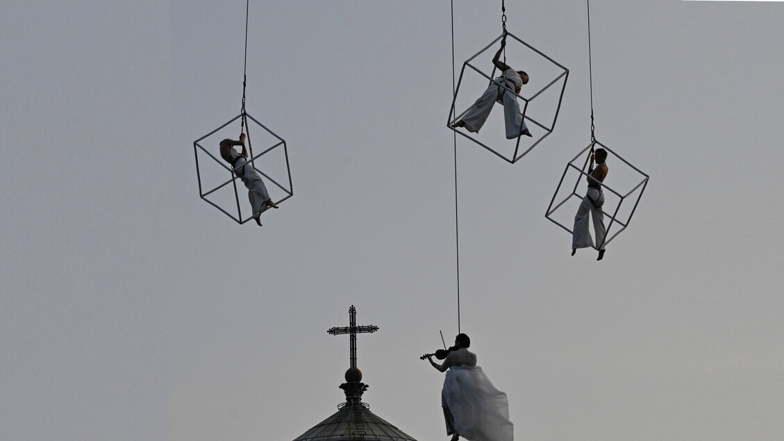 Tre ballerine e una violinista danzano in cielo, show a Napoli