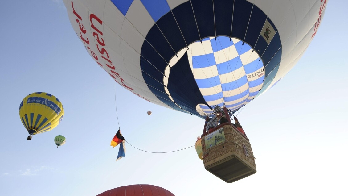 Dozens of hot air balloons in the skies of France for the Enenvol gathering