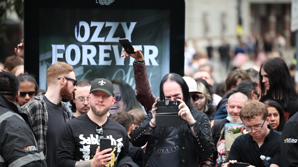 Birmingham neemt afscheid van Ozzy Osbourne, waarbij duizenden mensen de begrafenisstoet bijwonen.