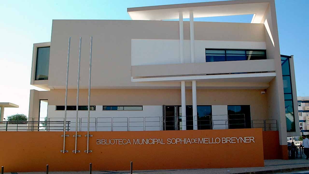 Guilherme d'Oliveira Martins spendet Hunderte Bücher an die Stadtbibliothek von Loulé
