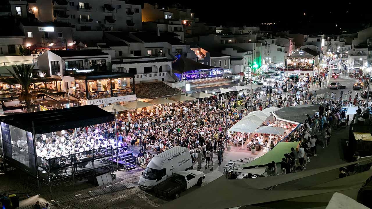 Carvoeiro: El concierto de la Orquesta de Viento y Percusión de Lagoa reúne a 85 jóvenes en el escenario
