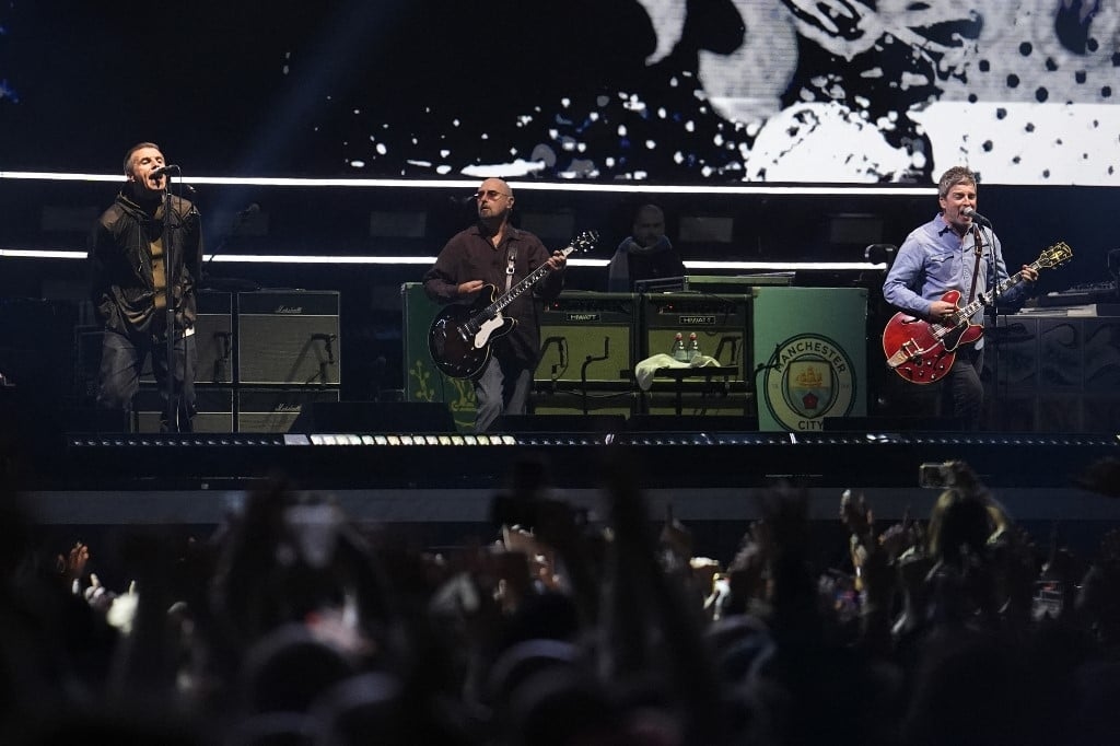 Oasis ofrece el primer concierto de su esperada gira de reunión