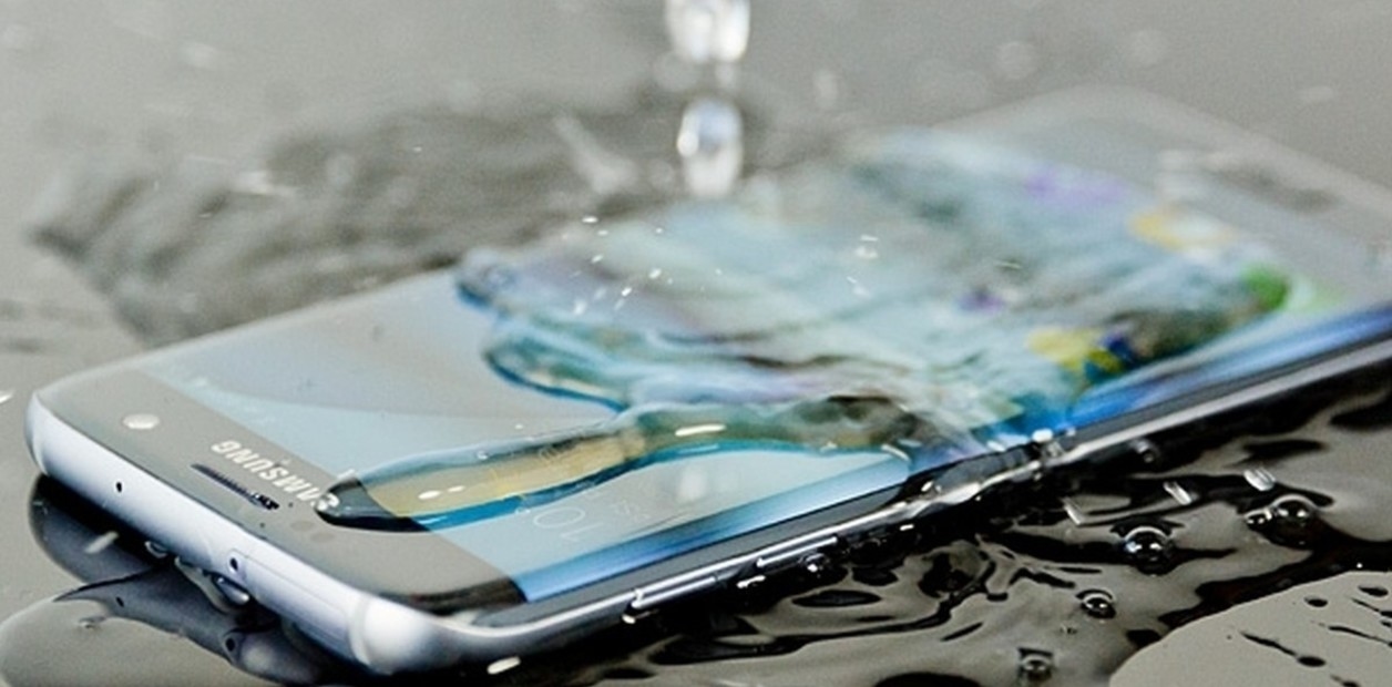 What to do if your cell phone gets wet: the mistake everyone makes and the methods that actually work