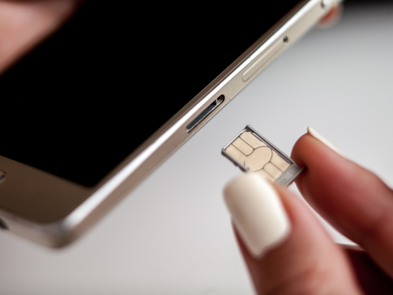 Il cellulare perde il segnale e il conto in banca viene svuotato: ecco come funziona lo scambio di SIM, la truffa informatica silenziosa.