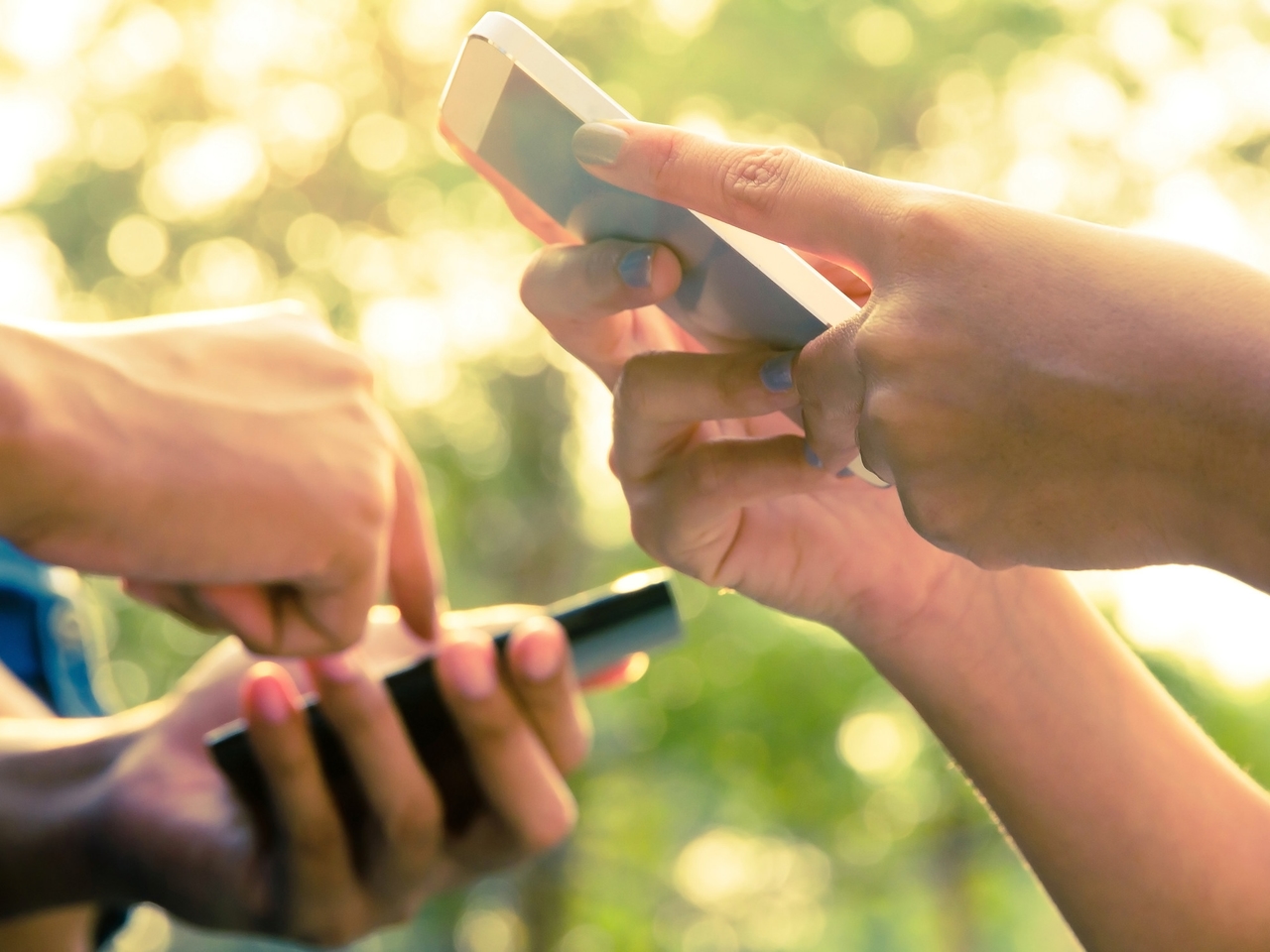 Welke functies moet een mobiele telefoon uit het middensegment volgens een expert hebben om dagelijks goede prestaties te leveren?