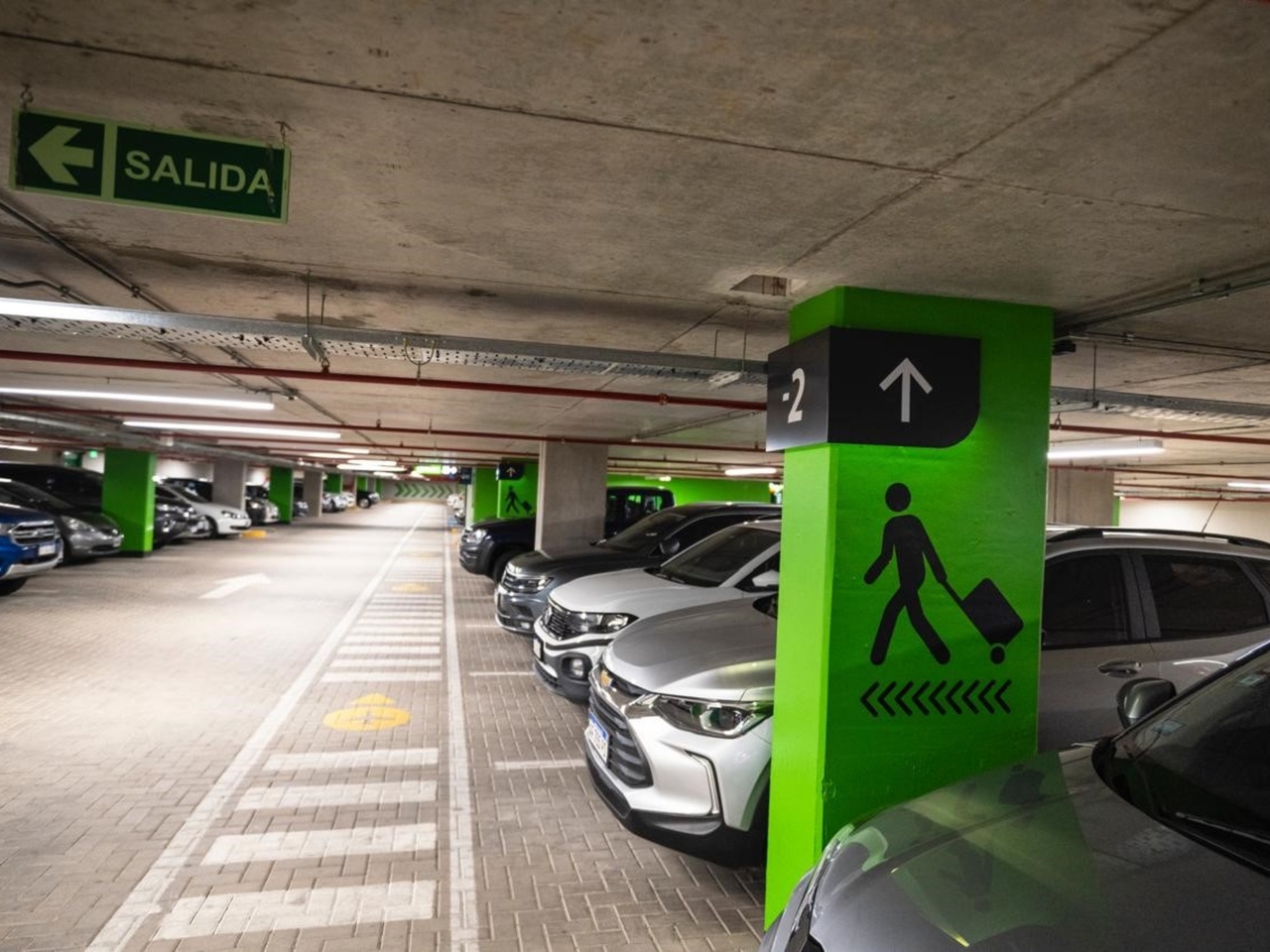 Quanto costa parcheggiare l'auto all'Aeroparque o all'aeroporto di Ezeiza durante le vacanze invernali e come ottenere uno sconto del 40%?
