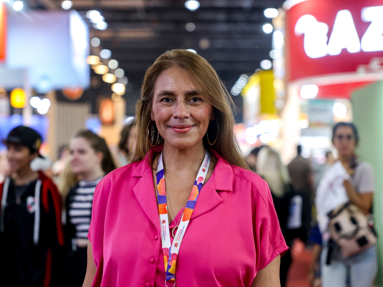La voz de la Feria del Libro: ¿quién es la locutora que anuncia las actividades desde hace 26 años?