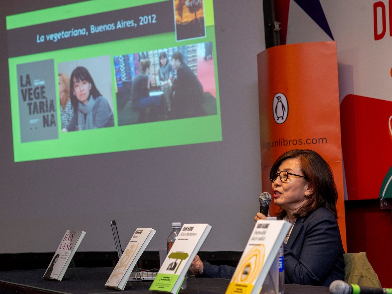 Van een afstandje nam Nobelprijswinnaar voor Literatuur Han Kang deel aan de beurs