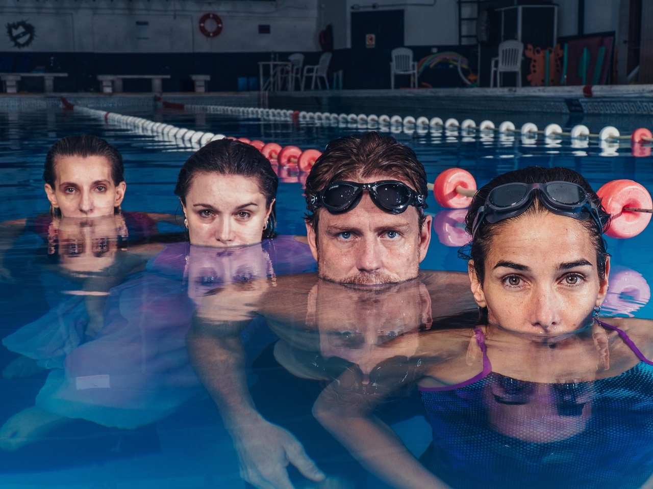 Ambientado em uma piscina, Juana Viale é protagonista: como é "Subacuática", a peça imersiva que impressiona pela cenografia