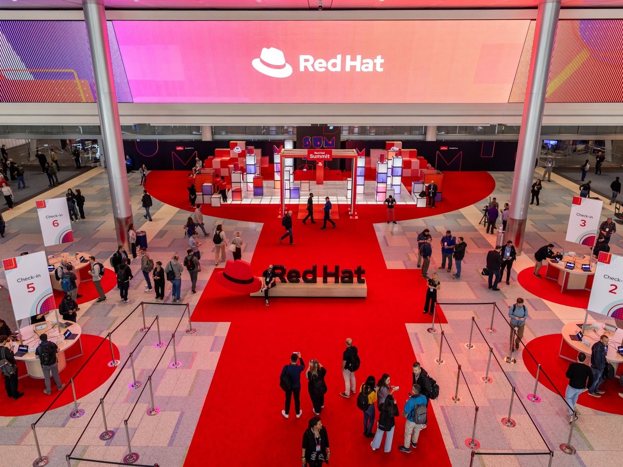 RHEL 10: Yeni kurumsal işletim sistemi yapay zekayı, bulutu ve gelişmiş güvenliği bir araya getiriyor