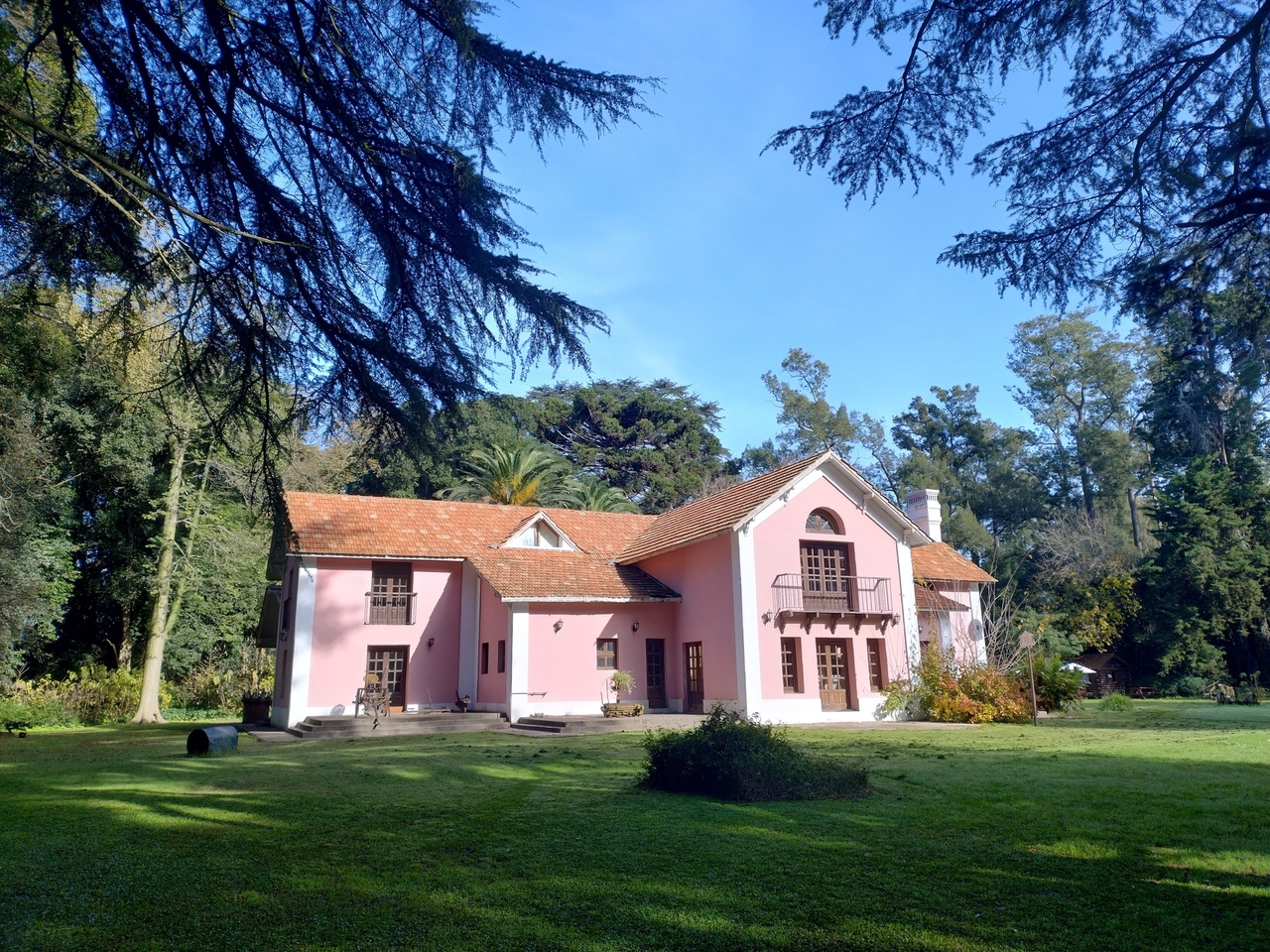 Ein Hänsel-und-Gretel-Wald, ein „Museum, in dem man isst“, heiße Quellen und das Flussufer: alles, was Sie für einen Kurzurlaub in General Belgrano wissen müssen.