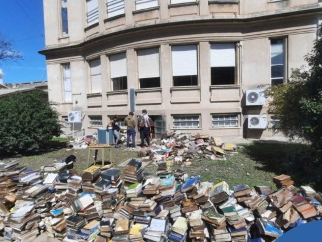 Heb je een boek voor Bahía Blanca? Er is een actie gaande om exemplaren in te zamelen voor overstroomde bibliotheken.