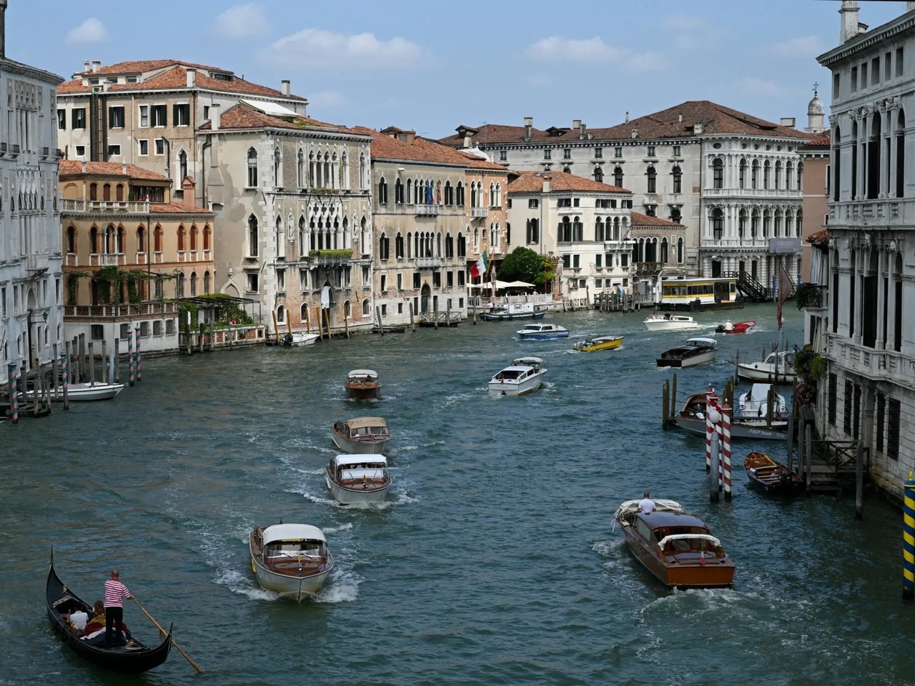 Trotz Protesten gegen die Hochzeit von Jeff Bezos und Lauren Sanchez in Venedig feiern die Verantwortlichen die wirtschaftlichen Auswirkungen und die Bekanntheit des Reiseziels.