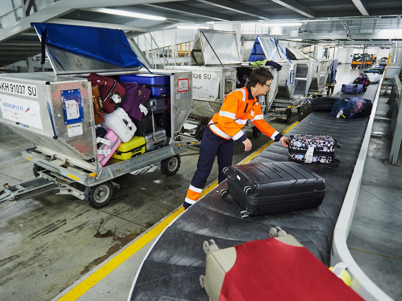 How many suitcases are lost on flights, the most common causes, and data on luggage theft and damage
