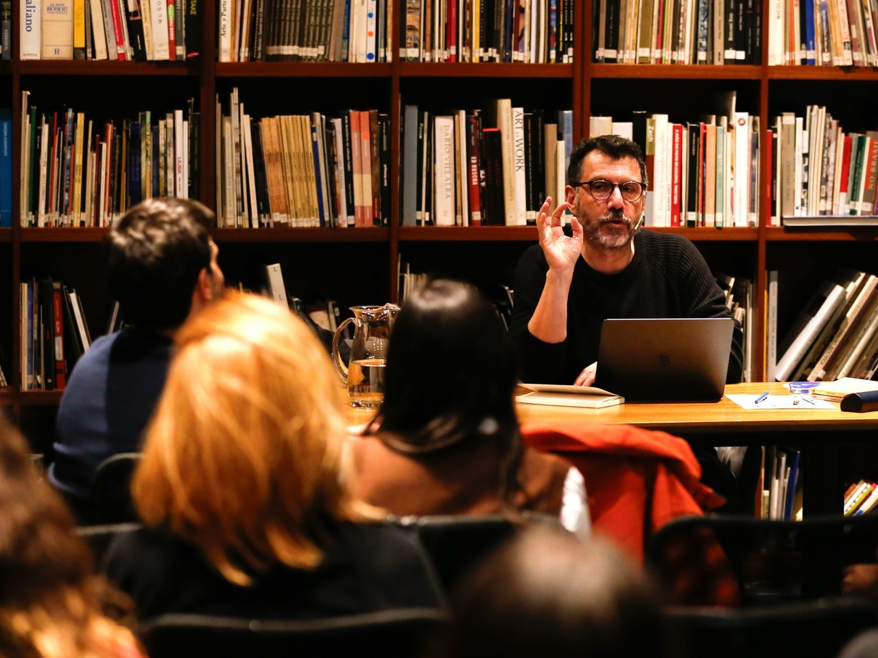 Tudo o que acontece em uma aula de Alberto Fuguet: "A literatura não deve ter medo de incomodar"