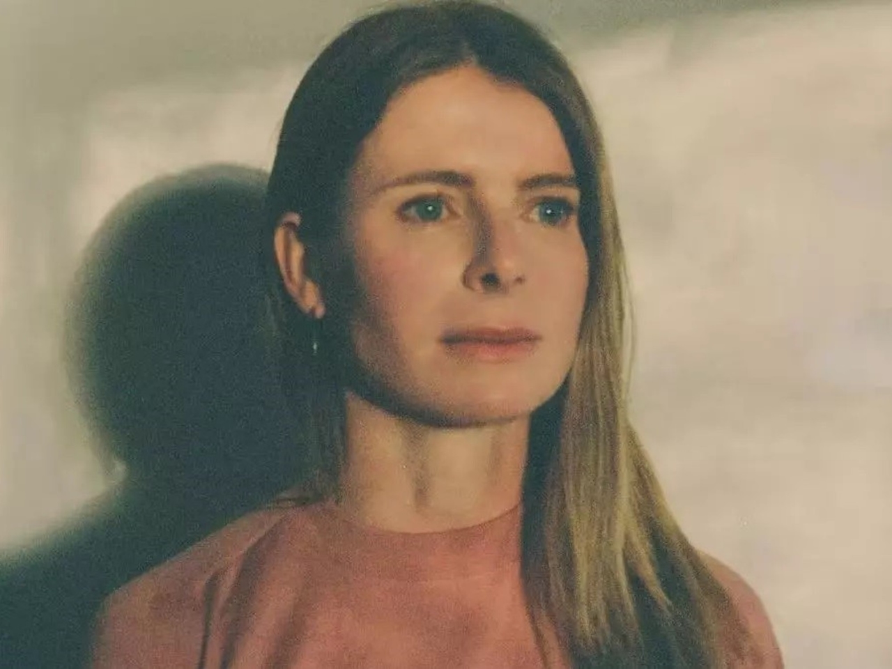"The Guest" di Emma Cline: un thriller psicologico su lusso e spostamento