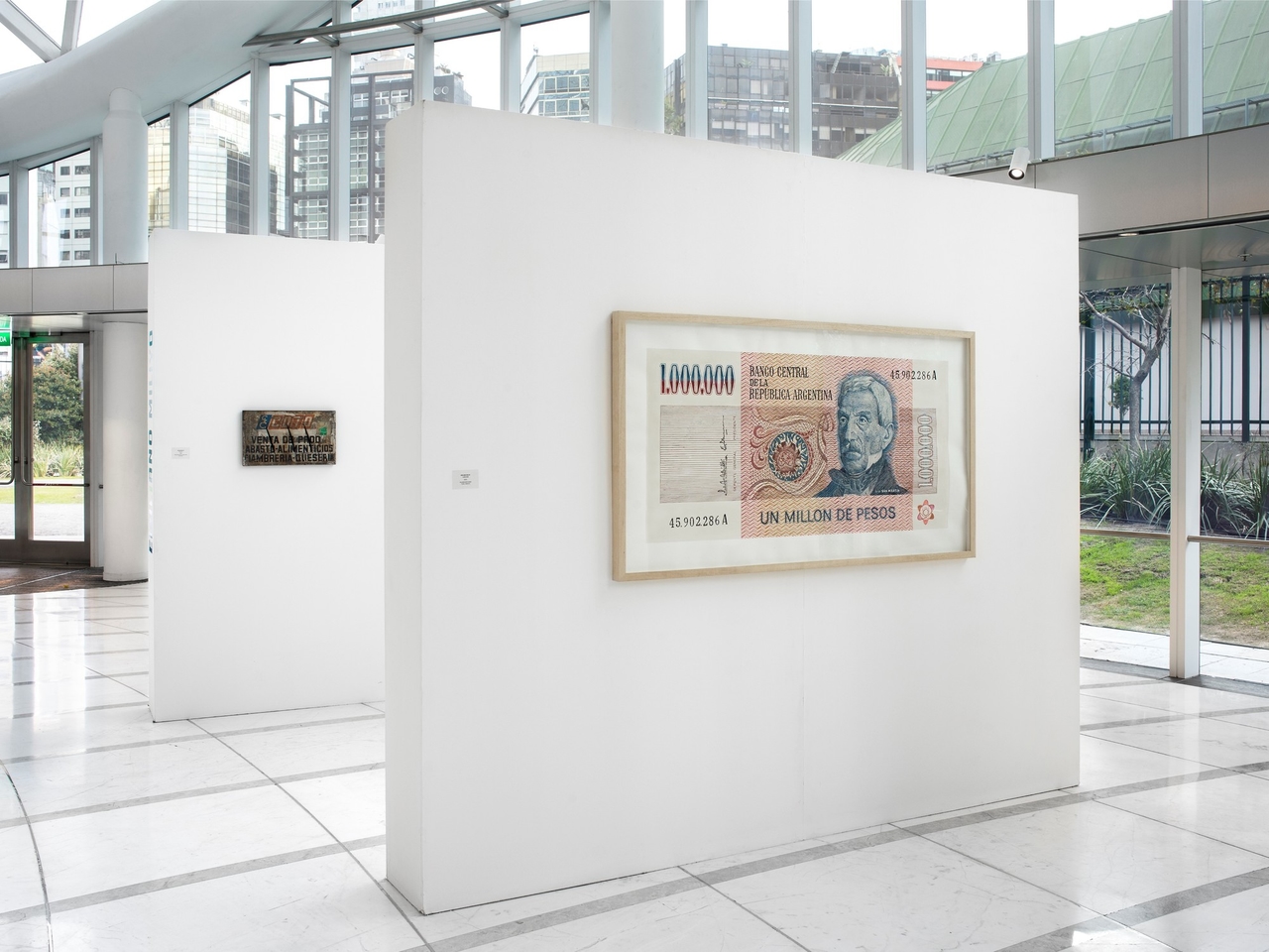 Od pudełek PAN do zer na banknocie: wystawa proponująca wizualną archeologię przeszłości Argentyny