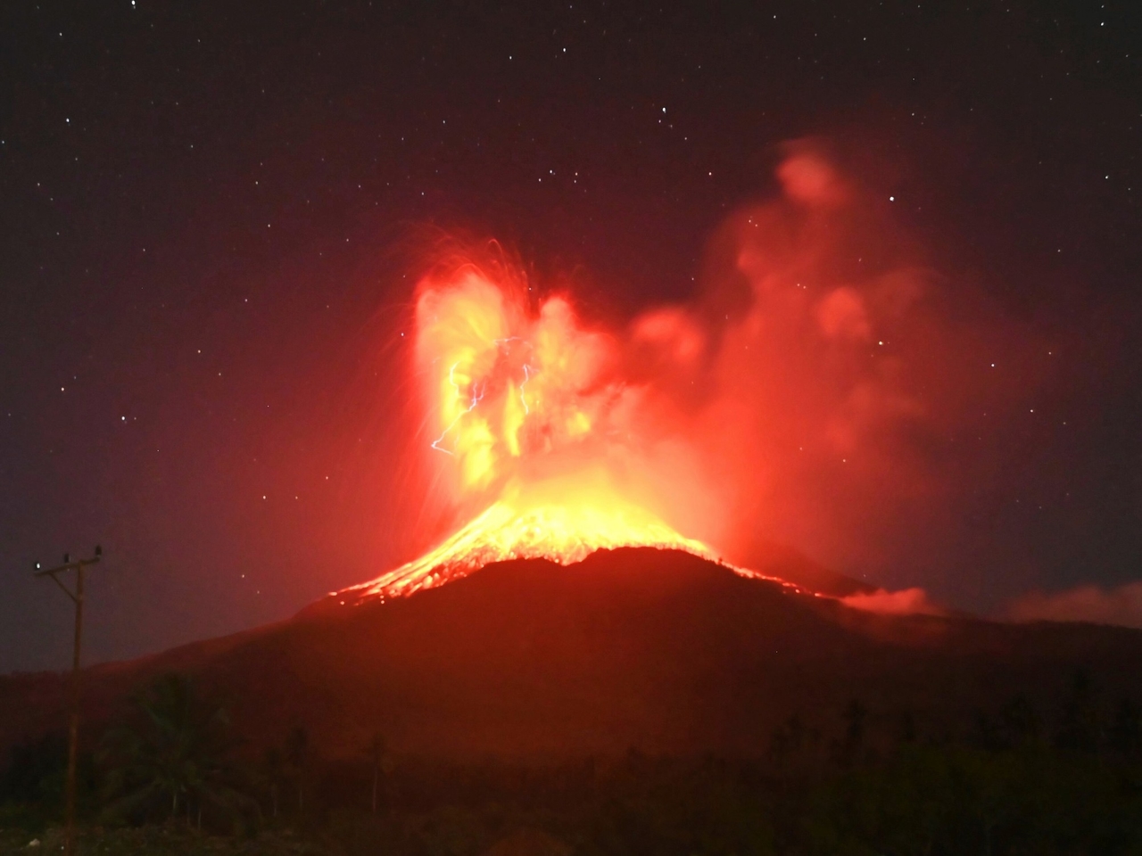 Impresionante erupción de un volcán en Indonesia: lava incandescente, rayos y aldeas cubiertas de cenizas