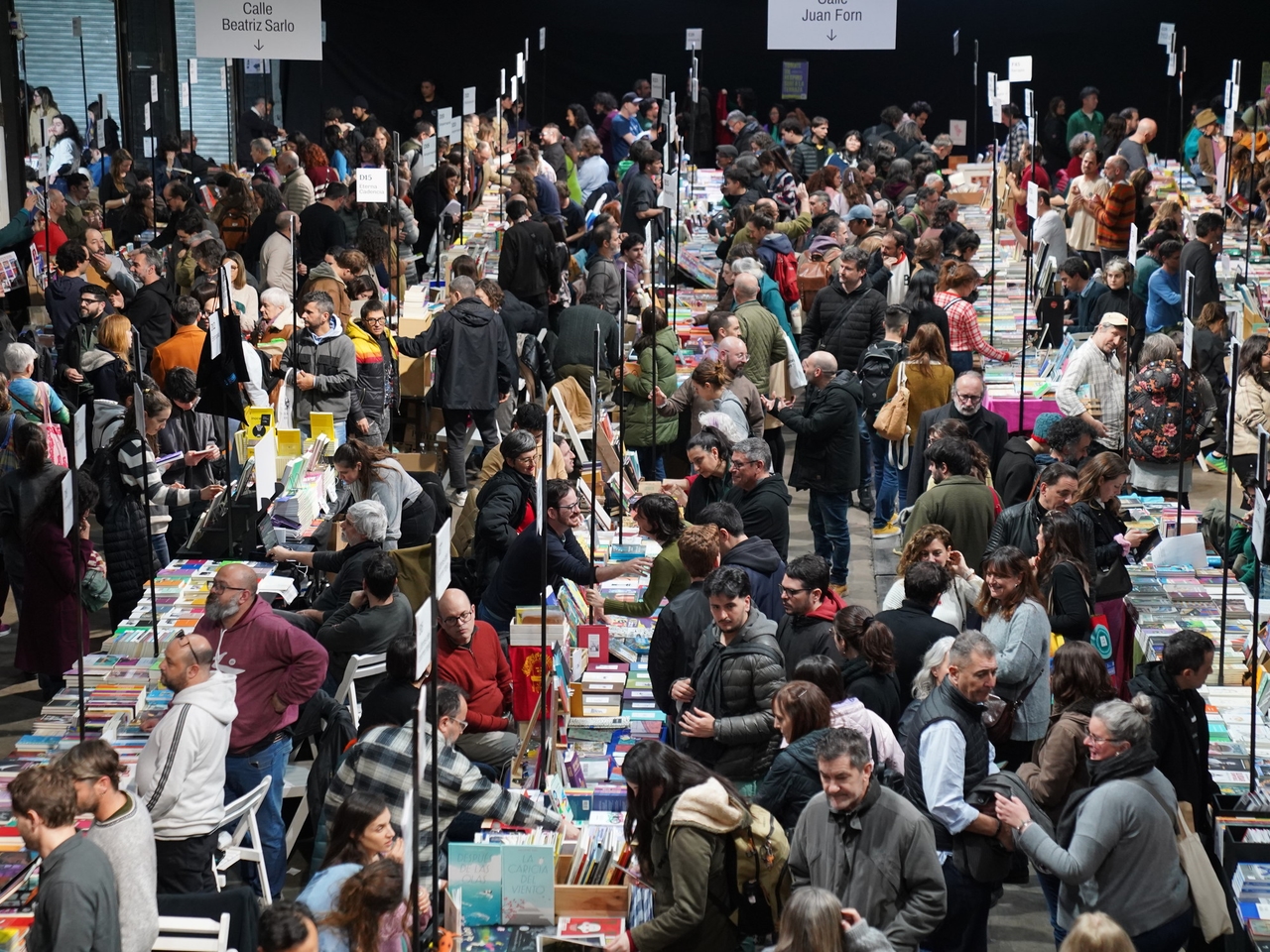 The 2025 FED opened with recognition for booksellers' work and a ticket to the Guadalajara Book Fair.