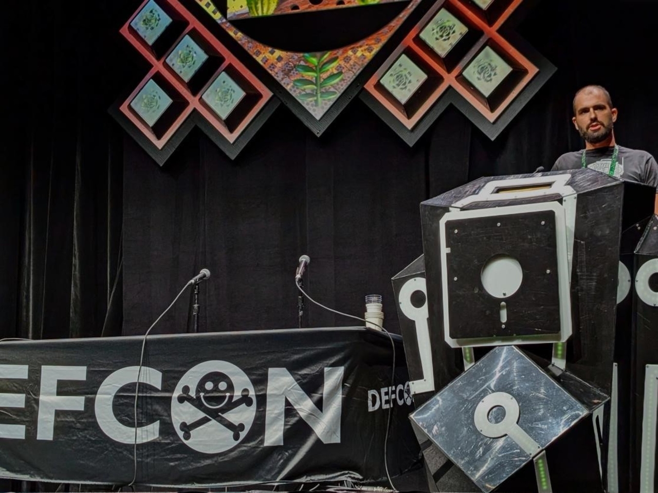 DEF CON 33: Le comunicazioni aeree non sono criptate e l'intelligenza artificiale può manipolare i piloti.