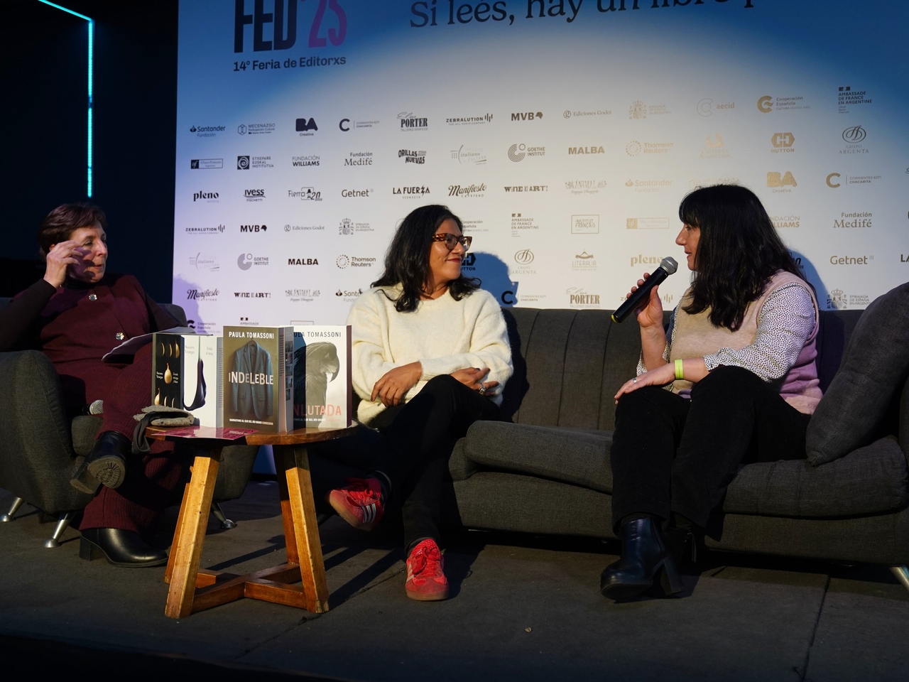 Socorro Venegas y Paula Tomassoni en la FED: un diálogo emotivo sobre muerte, memoria y escritura