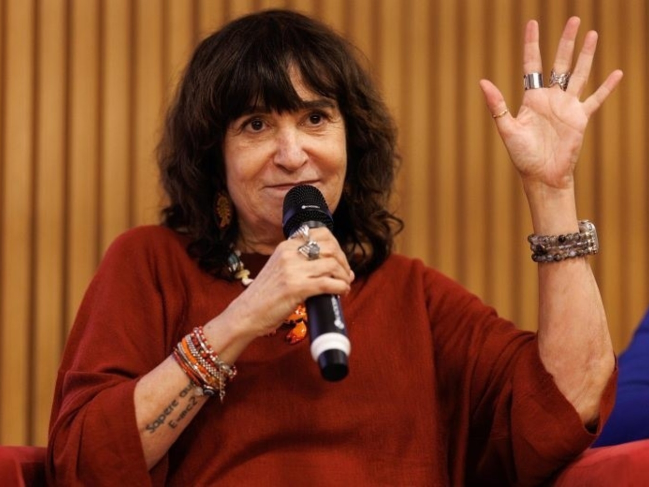 Con l'intelligenza artificiale, "stiamo costruendo un Dio indifferente e disumano", afferma Rosa Montero.