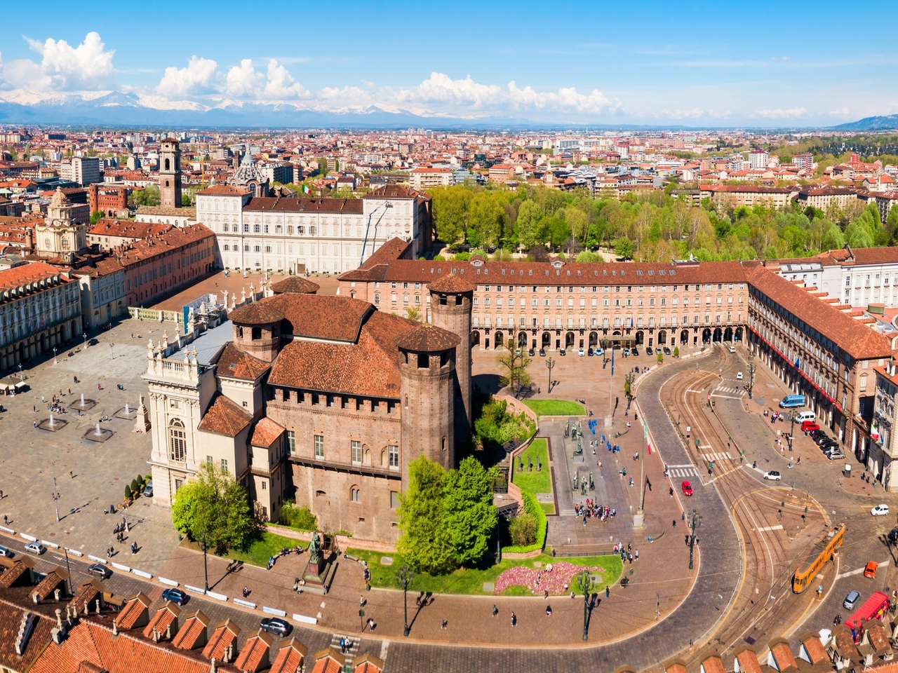 Das Reiseziel Italiens, wo Wermut und das Miga-Sandwich geboren wurden und Vitel Toné das ganze Jahr über gegessen wird