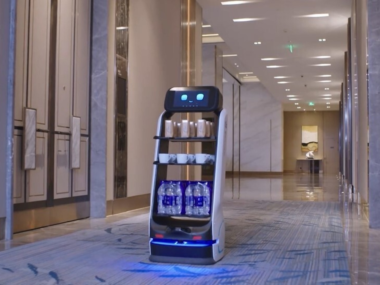 "Wat kan ik voor u inschenken?": Robot-obers bestaan ​​al onder ons, ze vragen geen fooi en worden steeds "menselijker".
