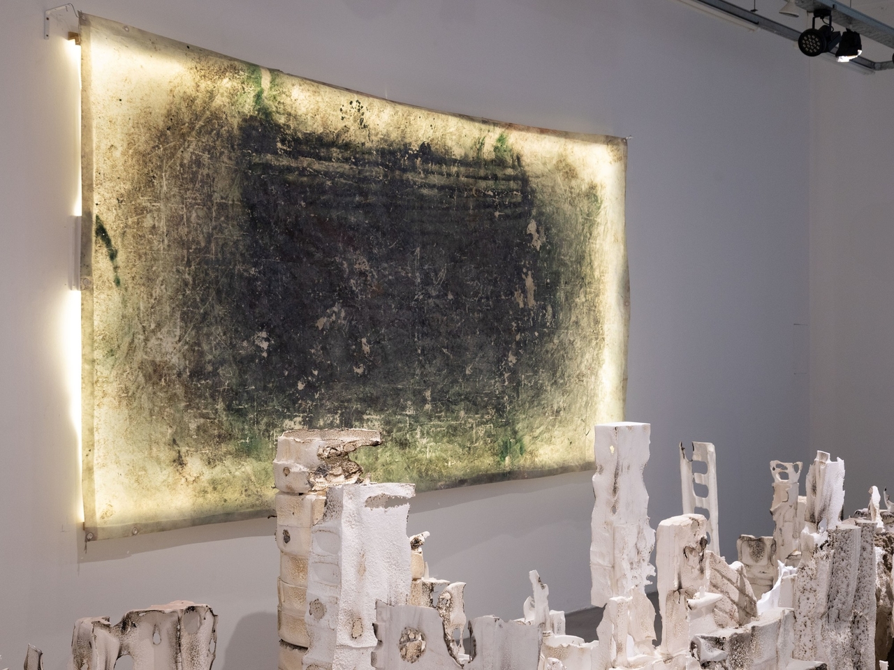 Andrés Waissmans neue Installation: Ausrangierte Materialien verwandeln sich in eine Stadt