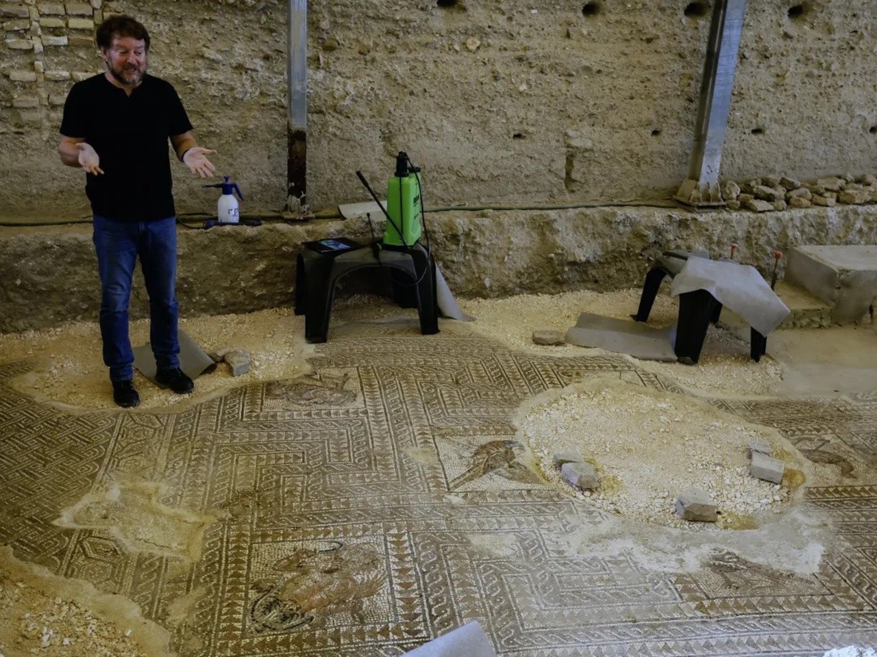 In Sevilla wurde ein luxuriöses 27 Meter langes römisches Mosaik mit Figuren der vier Jahreszeiten gefunden.
