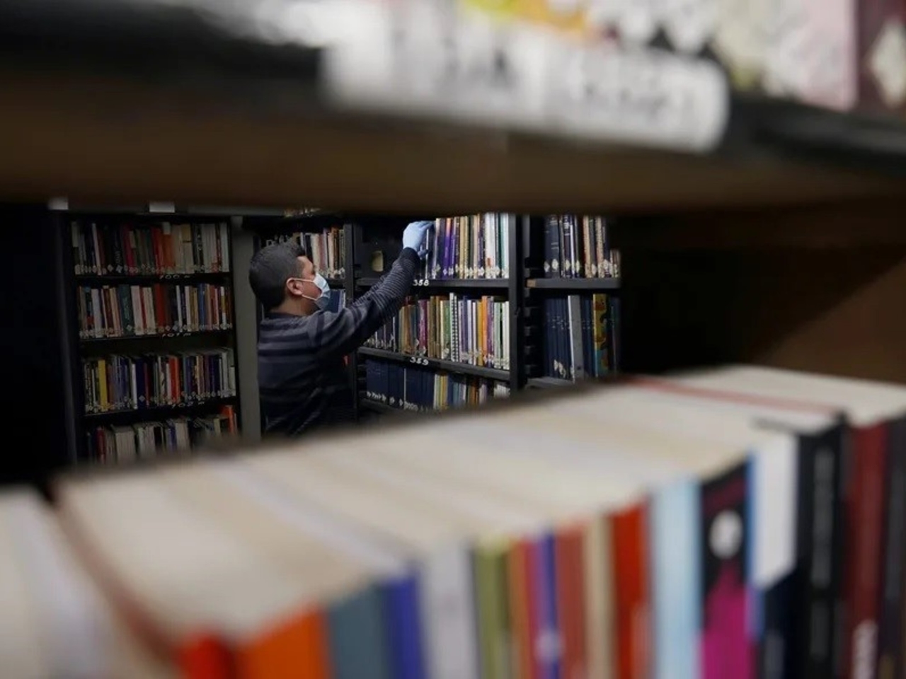 Chili: Boeken die gecensureerd waren na de staatsgreep van Pinochet zijn gevonden in de Nationale Bibliotheek.