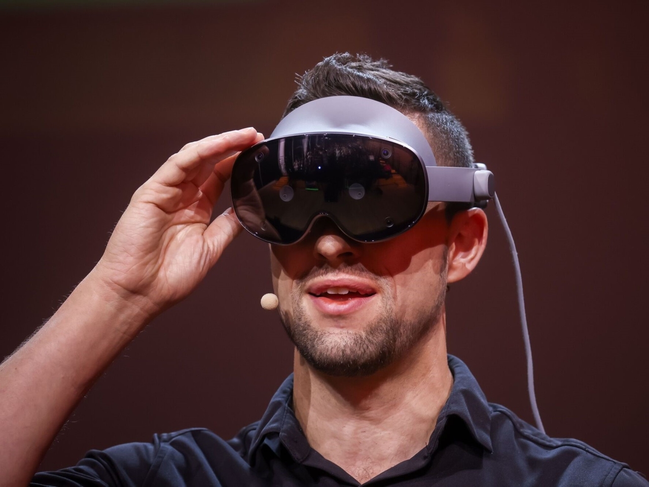 Samsung ha presentato il suo visore Galaxy XR: intelligenza artificiale, display 4K e un prezzo che fa impallidire l'Apple Vision Pro.