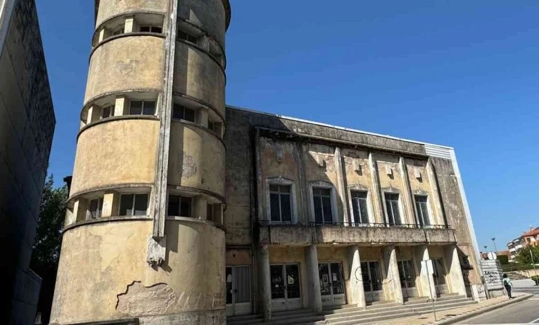 Il Movimento Ovar ha presentato una petizione per fermare la demolizione della facciata del Cineteatro