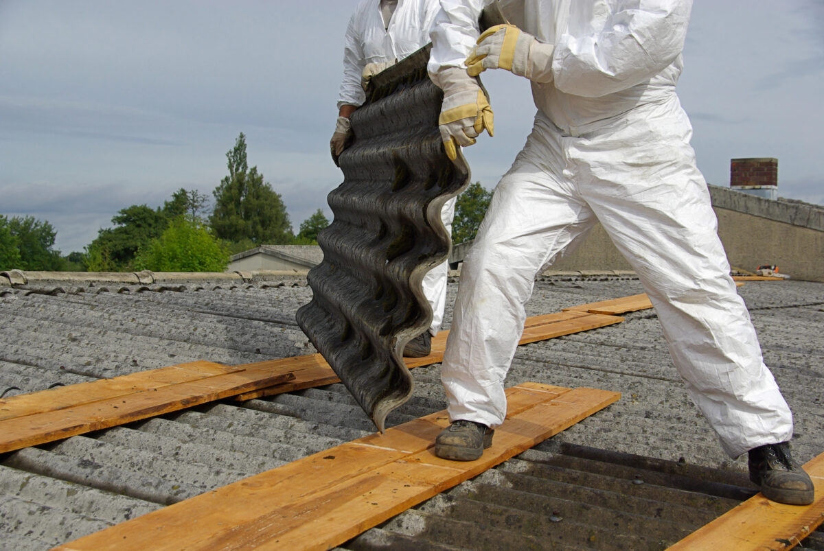 Unternehmen wegen Totschlags im Zusammenhang mit Asbest-Todesfällen von Arbeitern angeklagt