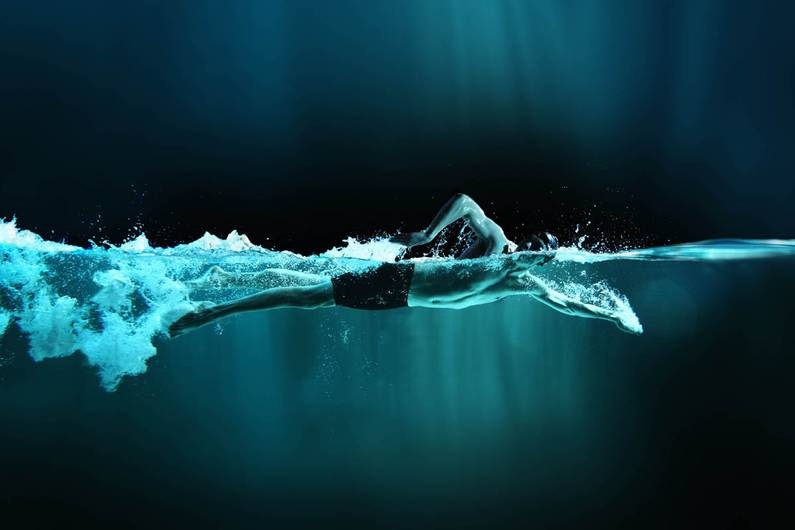 Perdere peso con un piano di allenamento: Acqua killer di calorie: Sciogliere il grasso della pancia con l'allenamento di nuoto