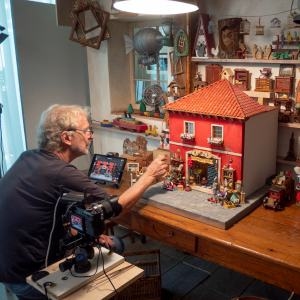 Un mondo di meraviglie: le illustrazioni fotografiche dinamiche di Walter Wick al Norman Rockwell Museum