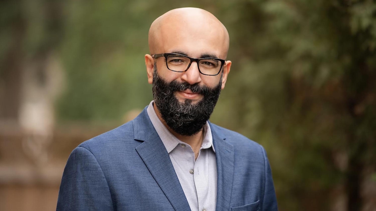Interview mit Manager Ali Alfkhafaji: Wie Omnicom eine KI für 75.000 Mitarbeitende gebaut hat
