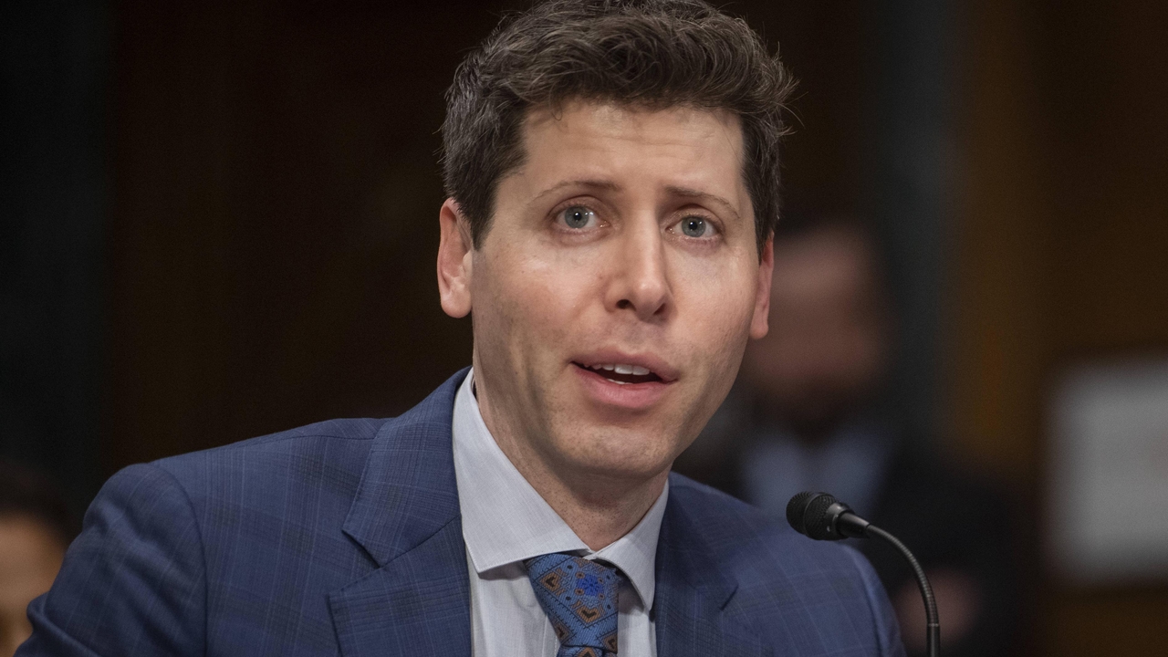 Sam Altman : Le patron d'OpenAI met en garde contre le fait de laisser l'IA tout dicter