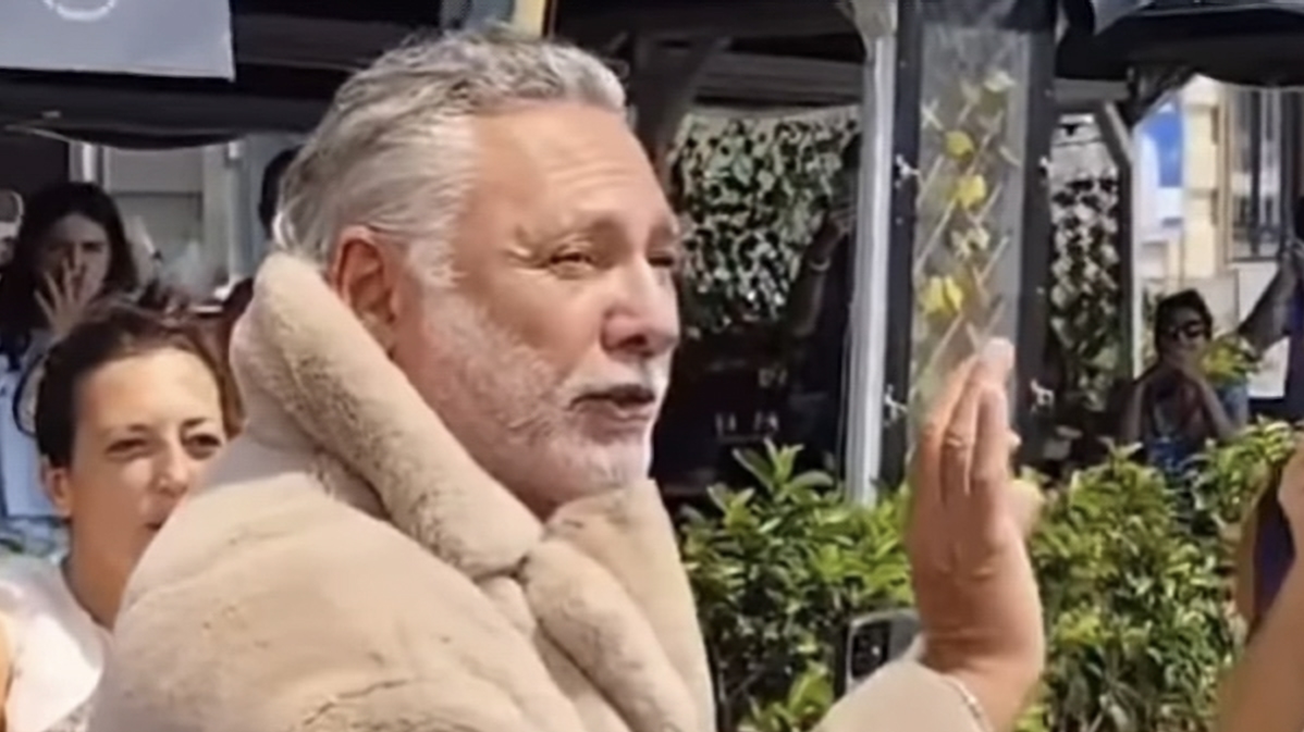 Tv, Paolantoni mantiene la promessa fatta a Fazio: in pelliccia a Ferragosto per lo scudetto