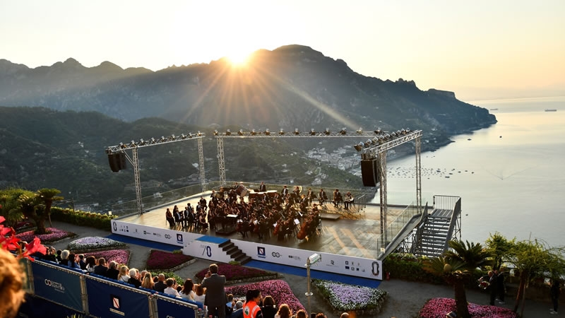 Ravello'daki Belvedere'de eşsiz bir deneyim için biletleri tükenen şafak konseri.