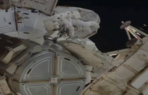Astronautas de NASA realizan la quinta caminata espacial exclusivamente de mujeres
