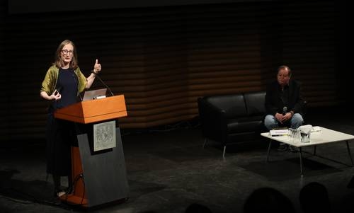 Astronoom Emma Sanders trad op tijdens het Aleph: Festival of Art and Science, UNAM